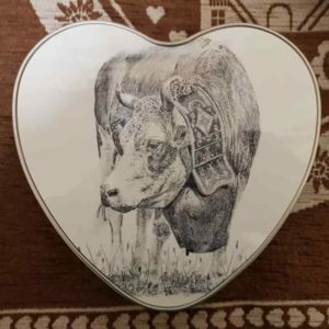 Boîte vache à la désalpe | Atelier Montagn'Art | dessin au crayon graphite | Claudine Rime