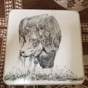 Boîte vache simmental | Atelier Montagn'Art | dessin au crayon graphite | Claudine Rime