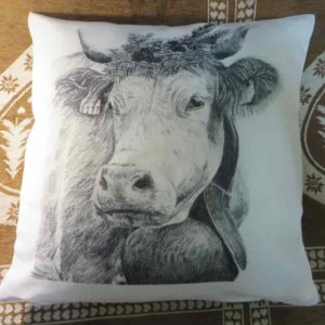 Coussin vache à la désalpe | Atelier Montagn'Art | dessin au crayon graphite | Claudine Rime