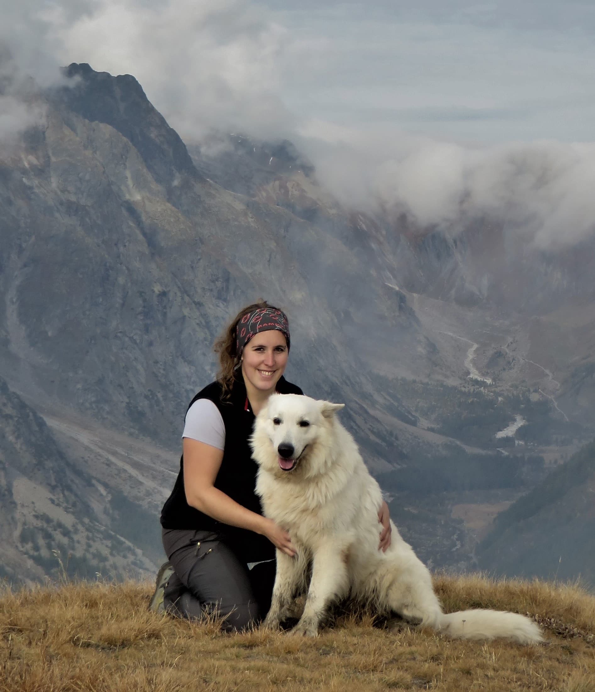 Grande image de Claudine Rime avec chien blanc | Atelier Montagn'art