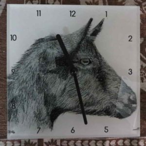 Horloge chèvre chamoisée | Atelier Montagn'Art | dessin au crayon graphite | Claudine Rime