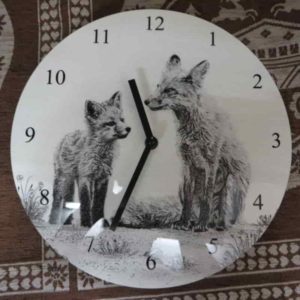 Horloge maman renard et son petit | Atelier Montagn'Art | dessin au crayon graphite | Claudine Rime