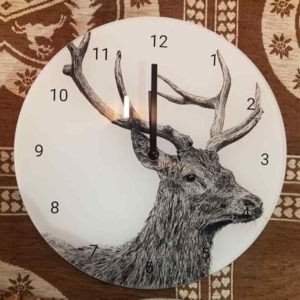 Horloge tête de cerf rouge | Atelier Montagn'Art | dessin au crayon graphite | Claudine Rime