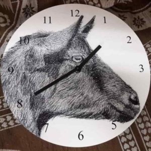 Horloge tête de chèvre | Atelier Montagn'art | dessin au crayon graphite | Claudine Rime