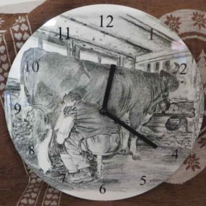 Horloge traite d'une vache | Atelier Montagn'art | dessin au crayon graphite | Claudine Rime
