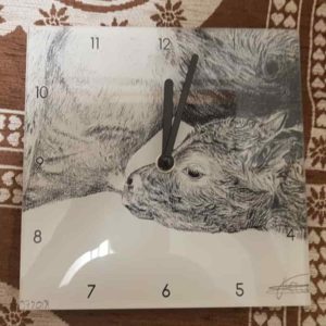 Horloge veau qui allaite | Atelier Montagn'Art | dessin au crayon graphite | Claudine Rime