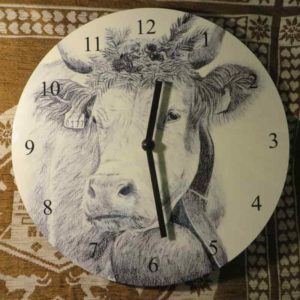 Horloge tête de vache simmental | Atelier Montagn'Art | dessin au crayon graphite | Claudine Rime