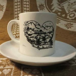 tasse à café découpage montagne | Atelier Montagn'Art | dessin au crayon graphite | Claudine Rime