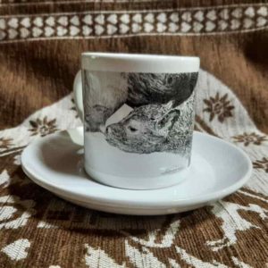 tasse à café vache qui allaite | Atelier Montagn'Art | dessin au crayon graphite | Claudine Rime