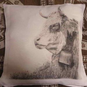 Coussin vache endormie | Atelier Montagn'Art | dessin au crayon graphite | Claudine Rime