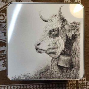Boîte vache endormie - Atelier Montagn'Art - dessin au crayon graphite - Claudine Rime