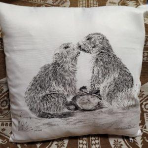 Coussin bisous marmottes - Atelier Montagn'Art - dessin au crayon graphite - Claudine Rime